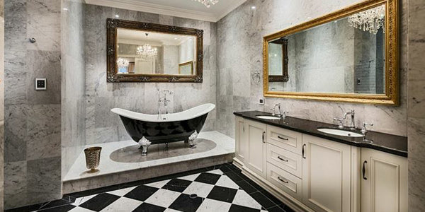Baño moderno y minimalista con bañera espaciosa, lavabo elegante y